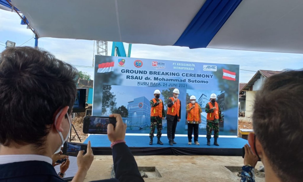 DUBES AUSTRIA SECARA SIMBOLIS TARUH BATU PERTAMA PEMBANGUNAN RSAU dr. MOHAMMAD SUTOMO LANUD SUPADIO