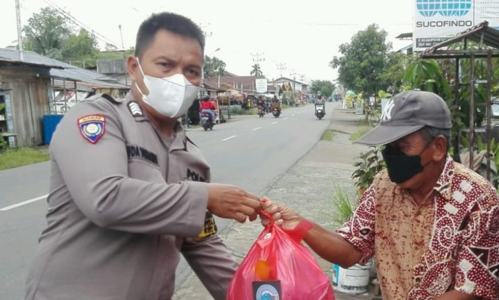 Sebagai Bentuk Kepedulian Polri, Bhabinkamtibmas Polsek Sungai Raya Bagikan Sembako ke Warga Terdampak Covid-19