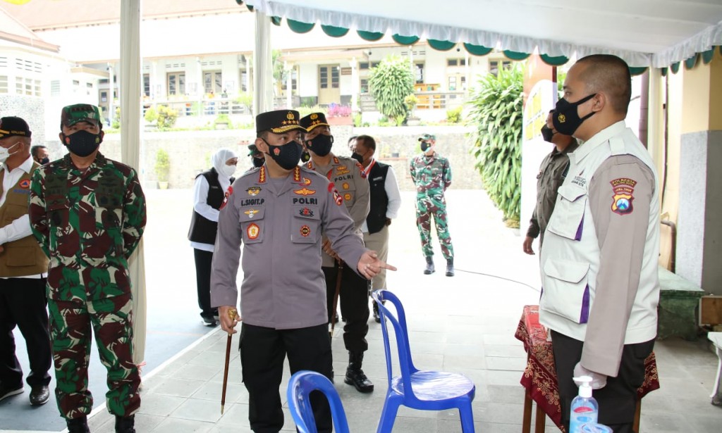 Tinjau Vaksinasi Serentak 114 Titik di Jatim, Kapolri Optimis Target 2 Juta Per Hari Tercapai