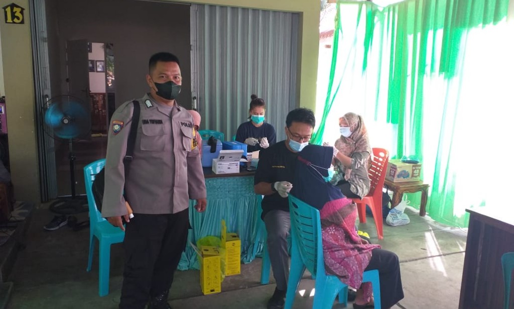 Bhabinkamtibmas Polsek Sungai Raya Pantau kegiatan Vaksin Tahap II di Kediaman Ustad Baharudin Wonodadi II