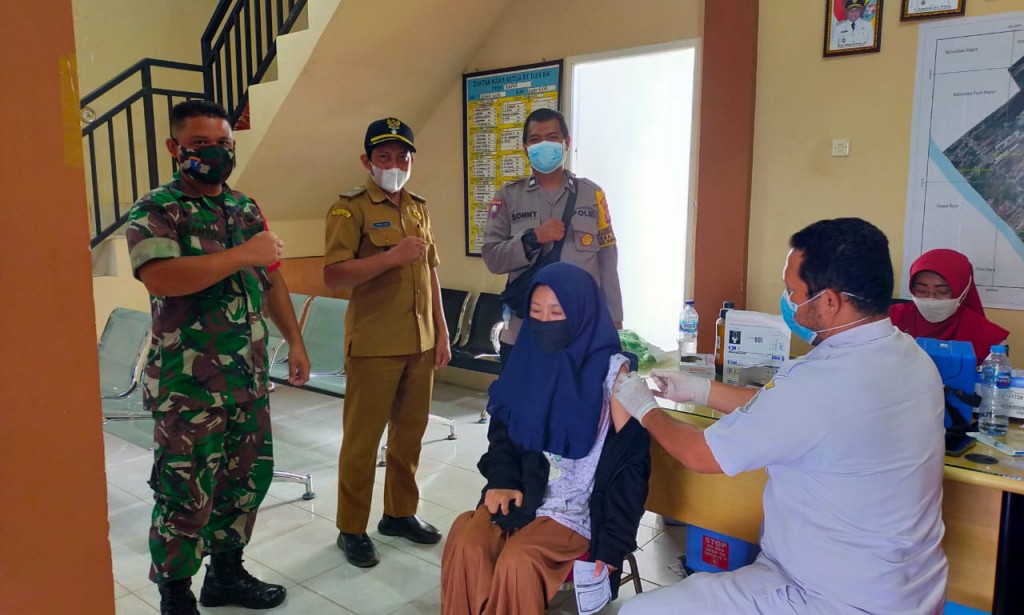 Kantor Desa Kapur Kembali Buka Vaksinasi Untuk Warganya, Bhabinkamtibmas hadir dan bantu perlancar vaksinasi warga binaannya.