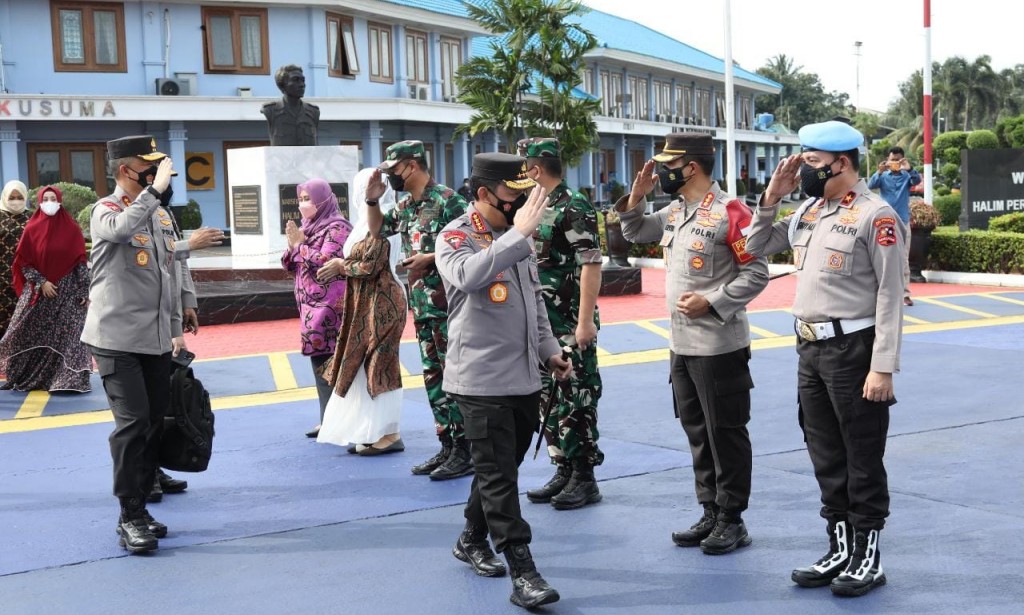 Terbang ke Lumajang, Kapolri Tinjau Langsung Korban Erupsi Gunung Semeru
