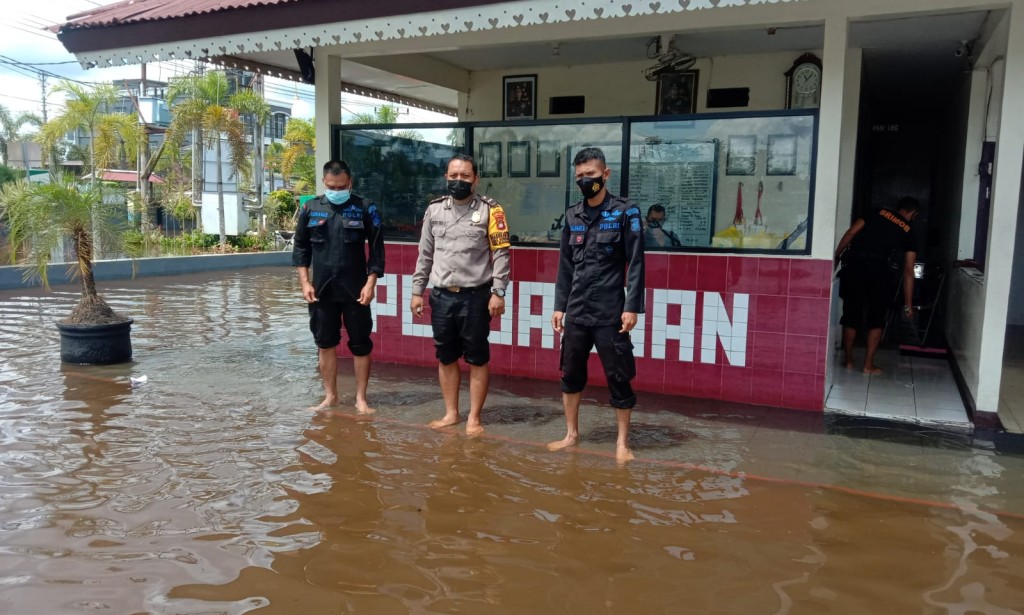 Banjir Rob Melanda, Bhabinkamtibmas turun lansung himbau Warga Agar Siaga dan Waspada Banjir