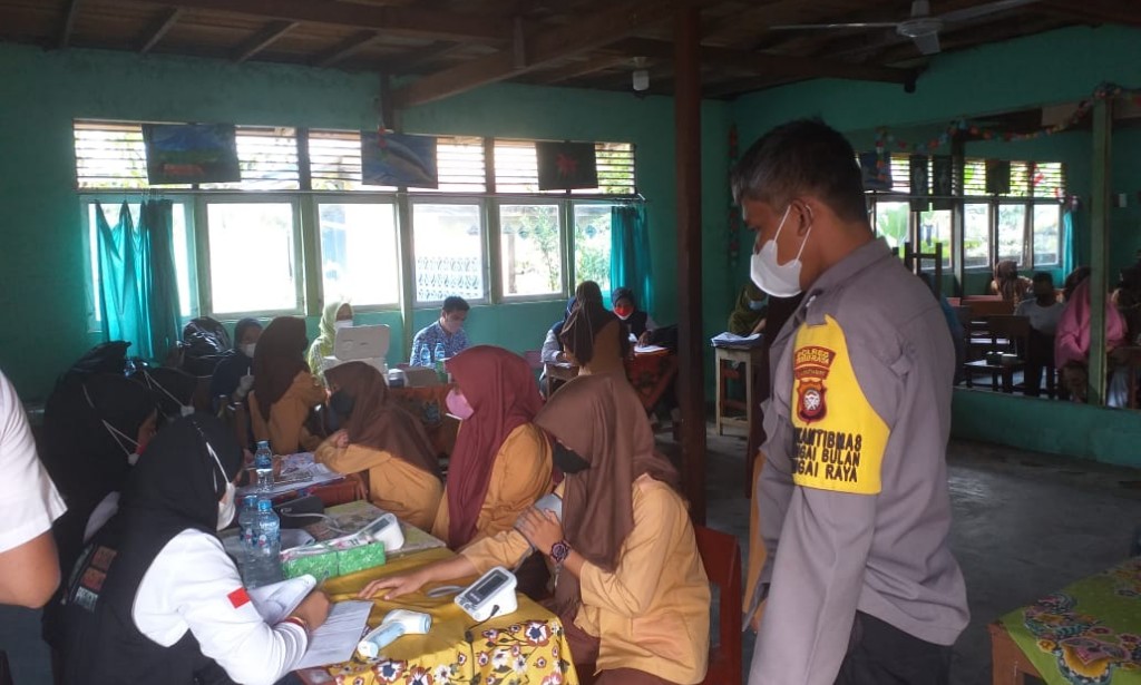 Vaksinasi ke II Pelajar Mts Al Mustakim, Bhabinkamtibmas Polsek Sungai Raya Pantau dan Amankan Pelaksanaan Vaksinasi
