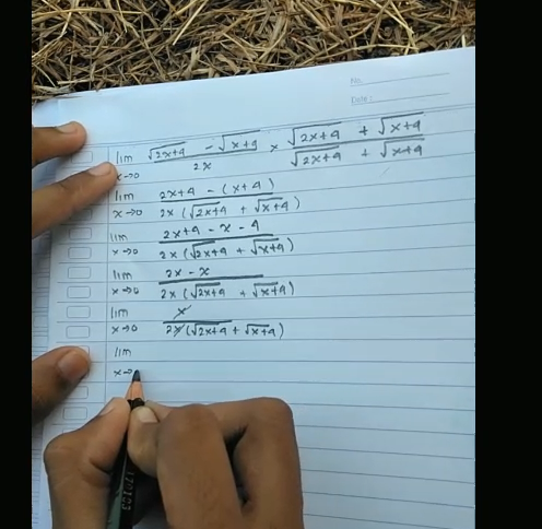 Siswa menjelaskan soal menggunakan vlog yang iunggah diyoutube.