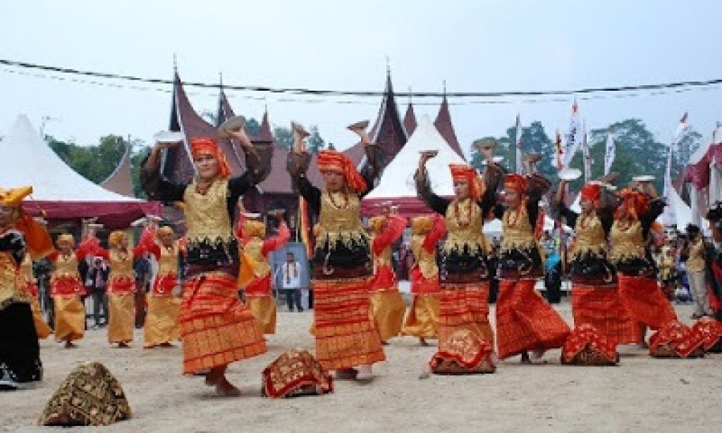 Makna Simbolis yang Terkandung dalam Busana Wanita Adat Minangkabau