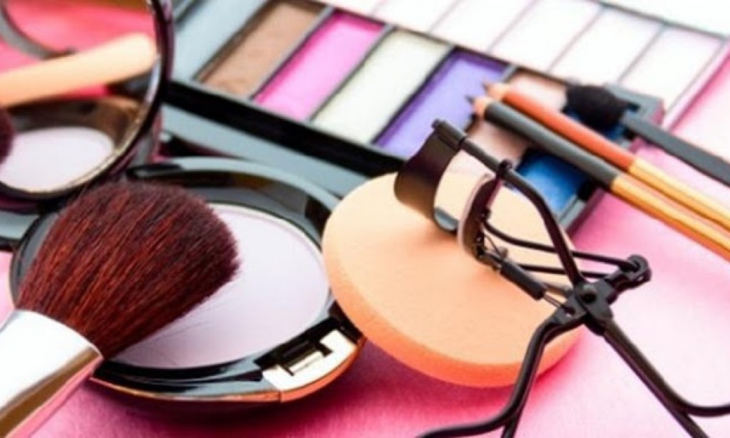 Cari Brand Kosmetik Terbaik dan Aman? Pilih Produk Lumecolors!