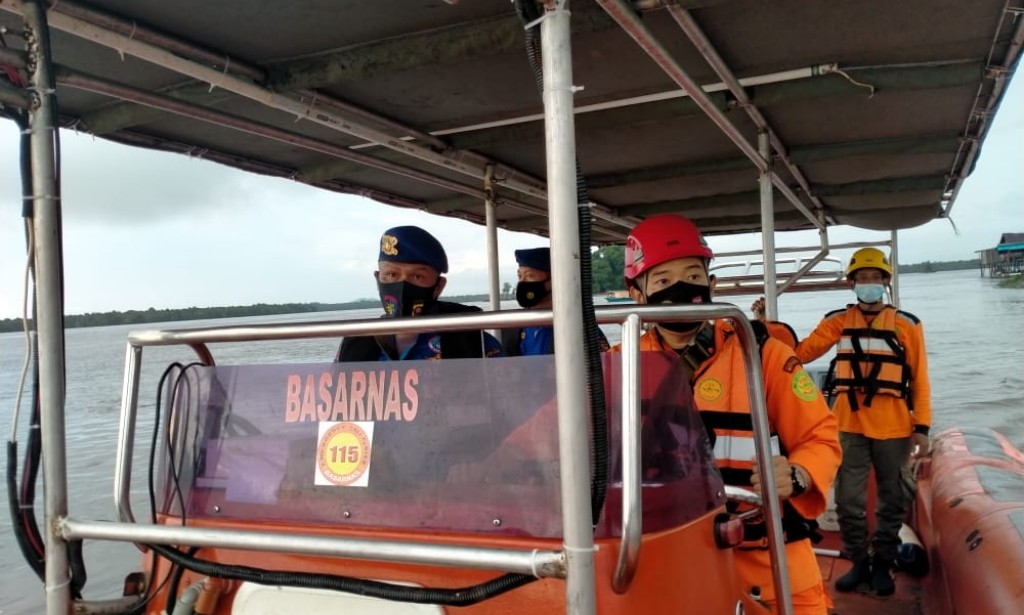 Polsek Batu Ampar Dibantu Basarnas, Airud Batu Ampar dan Masyarakat setempat bantu evakuasi.