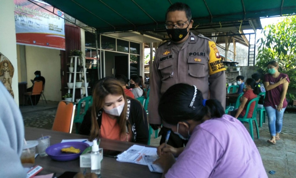 Kebersamaan Bhabinkamtibmas dan Babinsa dalam Kegiatan Vaksinasi tahap IV Untuk Lansia