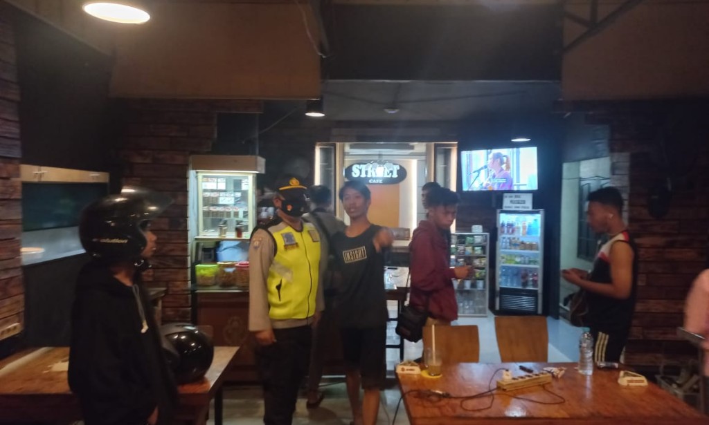 POLSEK SUNGAI RAYA GIATKAN PATROLI DAN HIMBAUAN PROTOKOL KESEHATAN DALAM RANGKA UPAYA PENCEGAHAN PENYEBARAN COVID-19