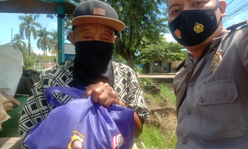 SAMBUT HUT BHAYANGKARA KE 75 POLSEK SUNGAI RAYA BAGIKAN 400 BANSOS KEPADA MASYARAKAT, KAPOLSEK SUNGAI RAYA : TOLONG BERIKAN KEPADA YANG BERHAK