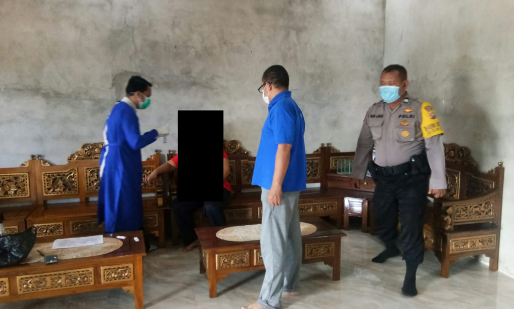 Bahu membahu bersama Tim Tracer, Bhabinkamtibmas Polsek Sungai Raya Lakukan Tracing Kontak Erat Pasien Covid-19