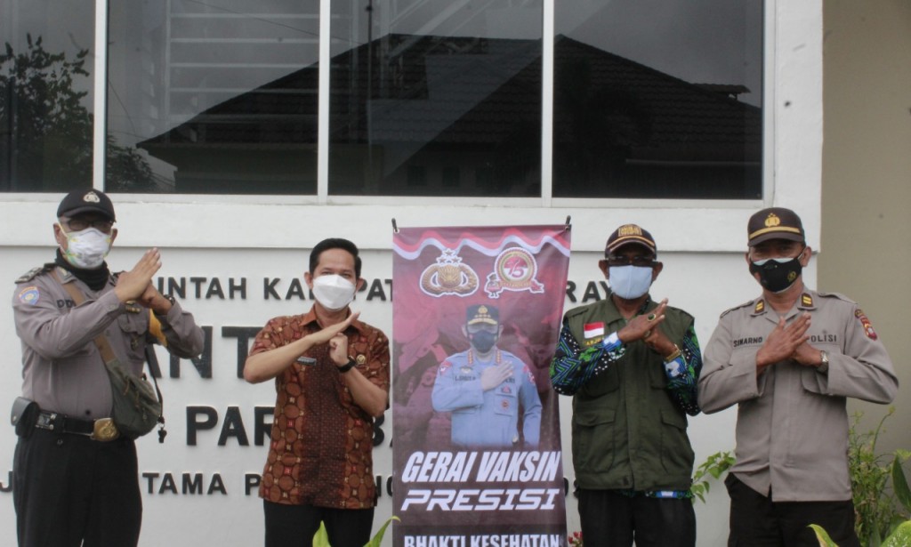 VAKSINASI DI KANTOR DESA PARIT BARU DI KAWAL POLISI