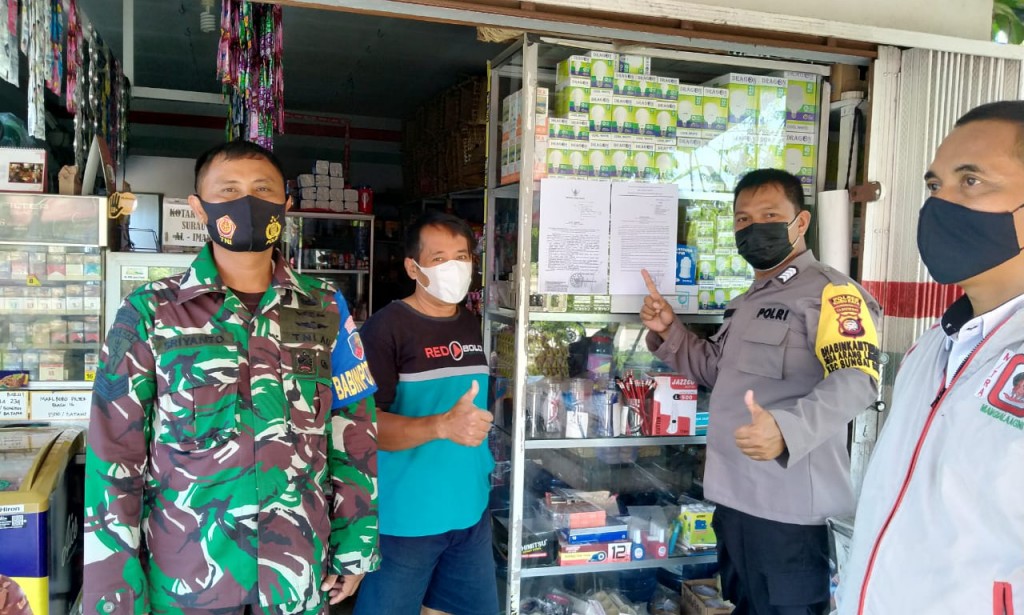 BHABINKAMTIBMAS DESA ARANG LIMBUNG BERSAMA BABINSA POT DIRGA SAMPAIKAN SUARAT EDARAN BUPATI KE WARGA BINAAN