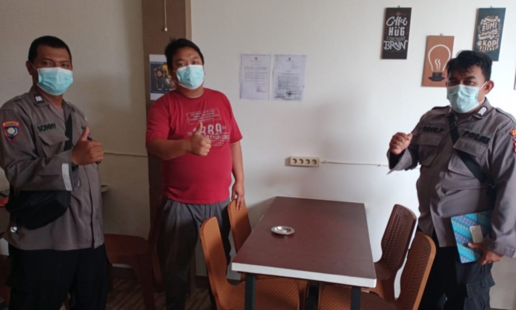 "POLISI" LAKUKAN PENEMPELAN SURAT EDARAN BUPATI KUBU RAYA NOMOR : 451/1294/Kesra mengenai jam operasional cafe serta warung kopi