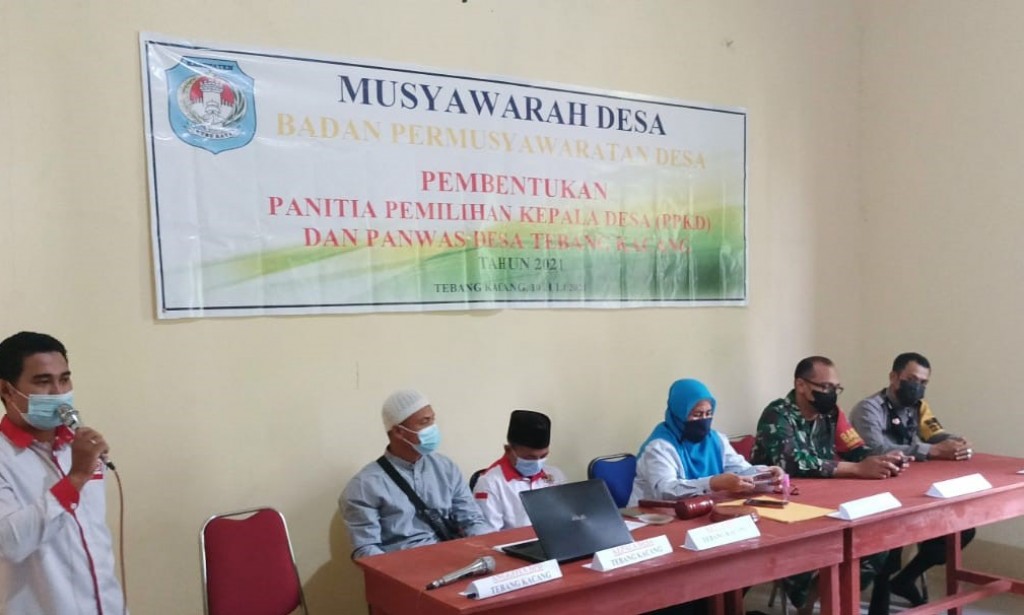 BHABINKAMTIMBAS TEMBANGKACANG HADIRI KEGIATAN PEMBENTUKAN PANITIA PEMILIHAN KEPALA DESA (PPKD) DAN PANWAS DESA TEBANG KACANG TAHUN 2021 KECAMATAN SUNGAI RAYA KABUPATEN KUBU RAYA.