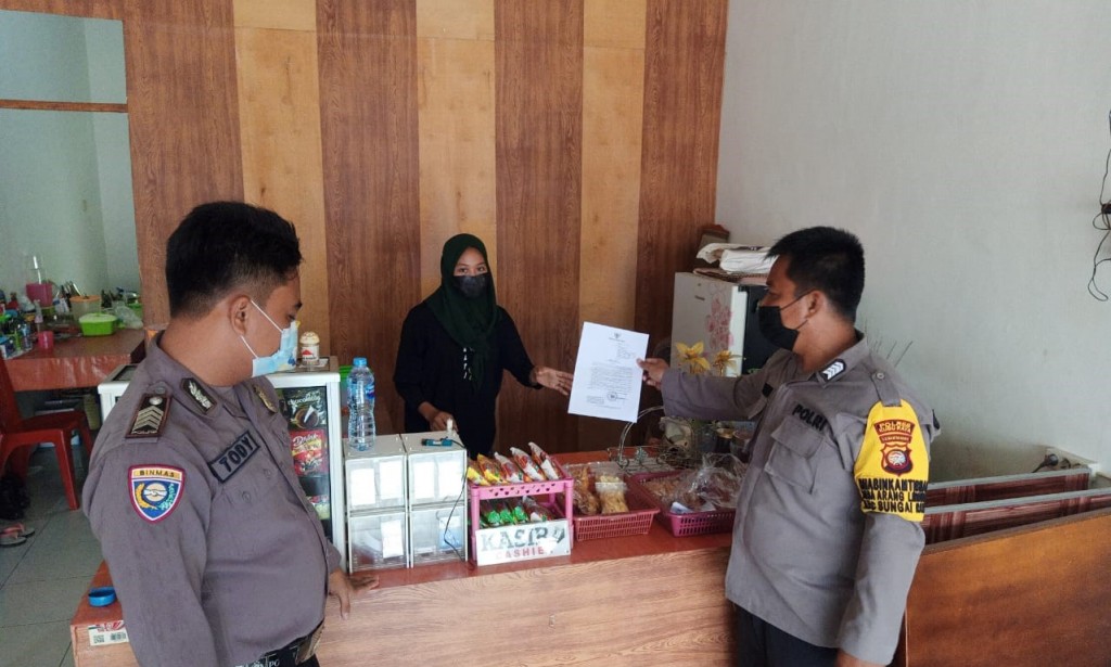 BHABINKAMTIBMAS POLSEK SUNGAI RAYA LAKUKAN HIMBAUAN DAN PENEMPELAN SURAT EDARAN BUPATI KUBU RAYA