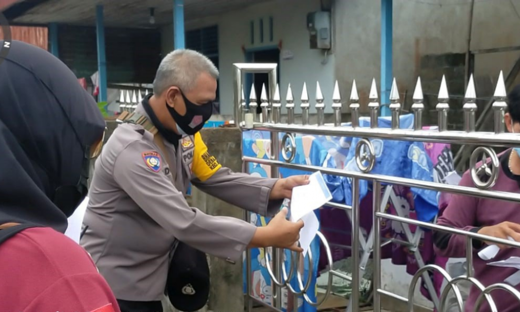 BHABINKAMTIBMAS KAWAL TIM TRACING SATGAS COVID 19 DI GG.PLAMBOYAN
