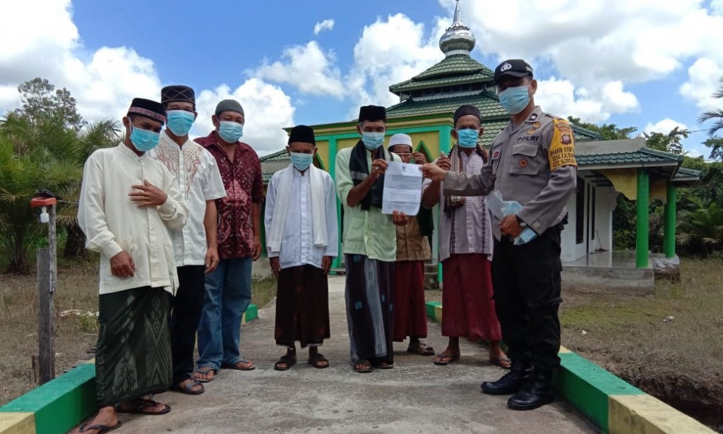 TALI ASIH DILAKUKAN BHABIN KALIBANDUNG BERUPA MASKER UNTUK WARGA YANG MELAKSANAKAN SHOLAT JUMAT