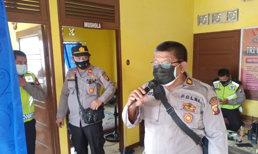 KANIT BINMAS POLSEK SUNGAI RAYA LAKUKAN HIMBAUAN PROTOKOL KESEHATAN MELALUI PUBLIC ADDRESS