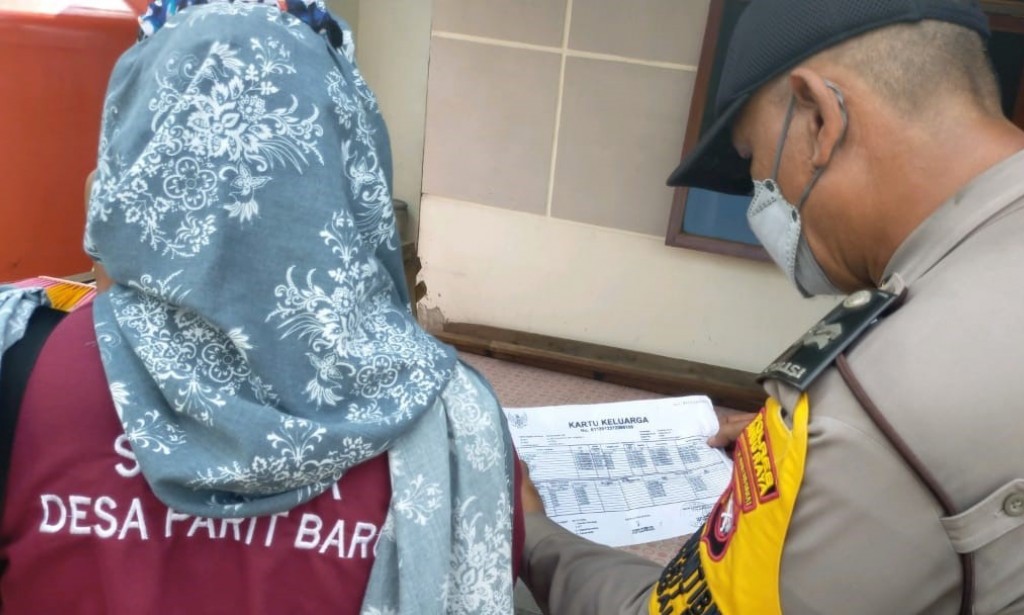 Bhabinkamtibmas Polsek Sungai Raya dampingi proses Tracer Covid 19 warga Desa Parit Baru