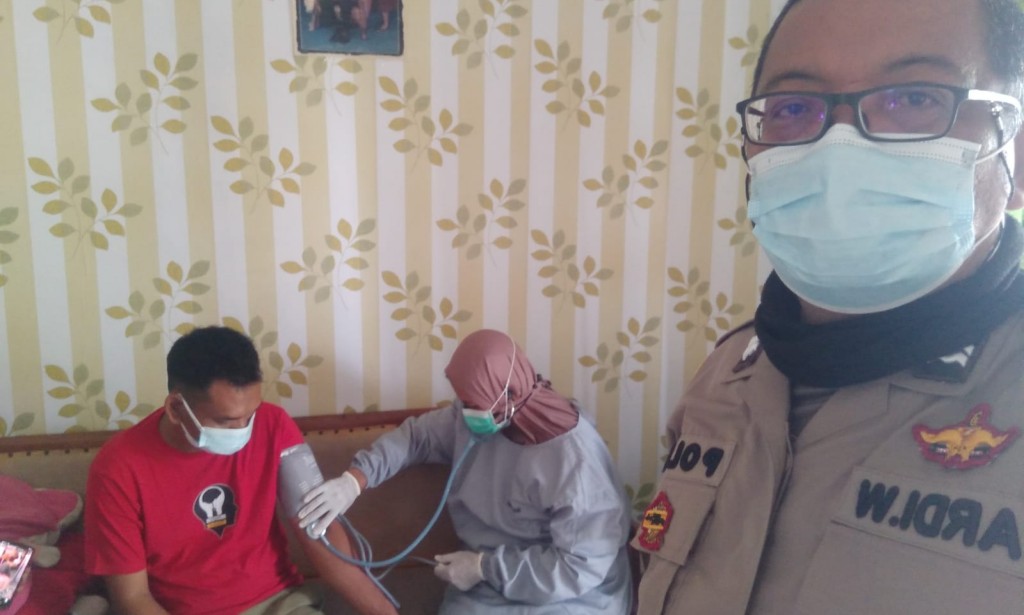 Proses Tracer Covid 19 Puskesmas Korpri  mendapat pengawalan Bhabinkamtibmas Polsek Sungai Raya