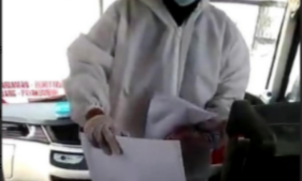 Polisi Usut Viral Wanita Ber-hazmat 'Jual' Surat Bebas COVID di Dalam Bus