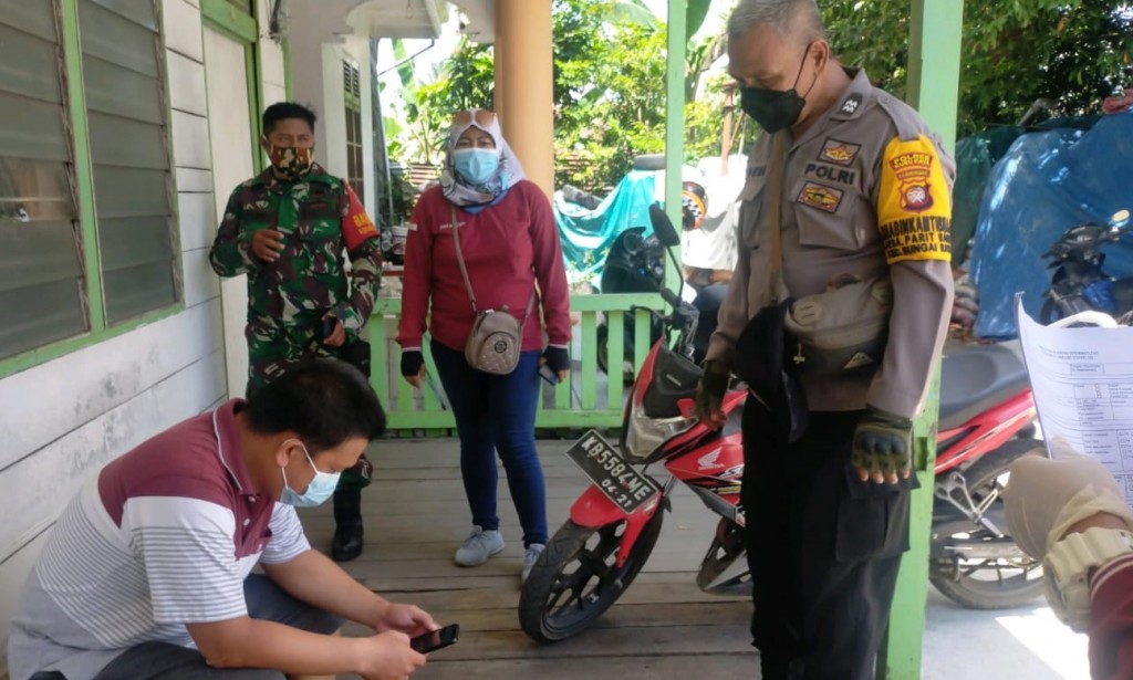 Bhabinkamtibmas Polsek Sungai Raya Kawal Tracer Satgas Covid 19 di Desa Parit Baru