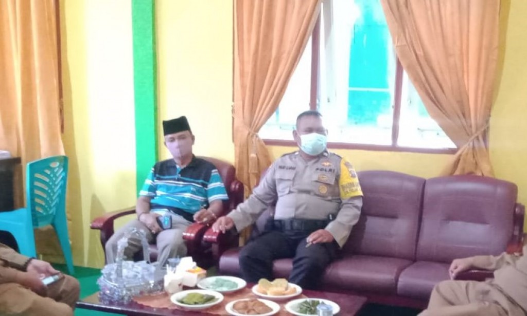 Bhabinkamtibmas dampingi Kepala Desa Teluk Kapuas dalam Kunjungan Kerja Camat Sungai Raya