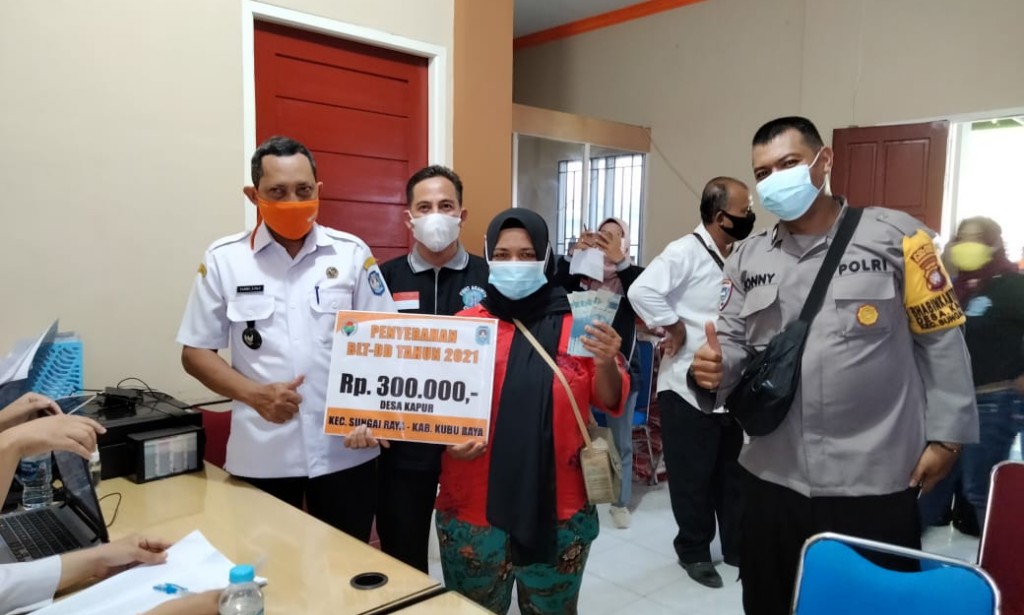 Amankan kegiatan BLT-DD Desa Kapur Kec. Sungai Raya, Bhabinkamtimas Desa Kapur : BLT-DD wajib disalurkan kepada KPM (Keluarga Penerima Manfaat)