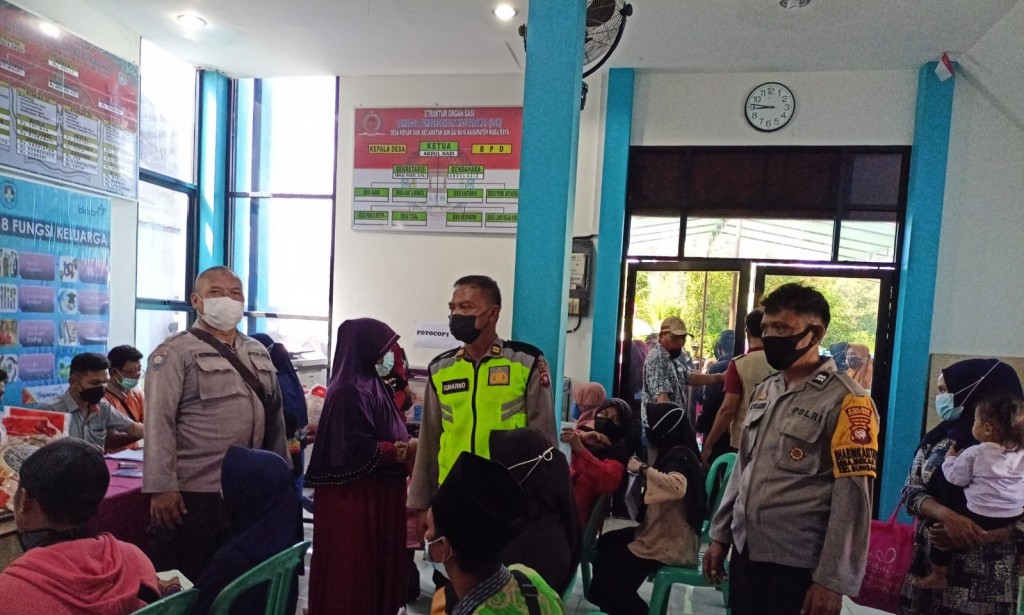 KANTOR DESA MEKARSARI SALURKAN BST KEPADA KPM PERIODE TAHUN 2021, POLSEK SUNGAI RAYA AMANKAN KEGIATAN