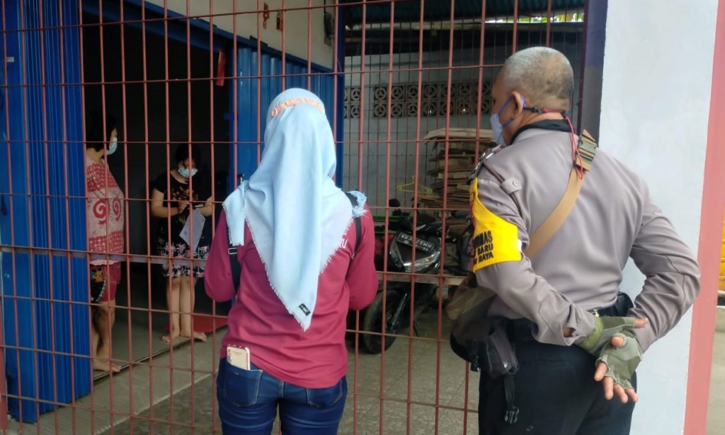 Tracing kontak Covid 19, Tim Traser, Bhabinkamibmas dan Babinsa lakukan Trcing di Desa Parit Baru