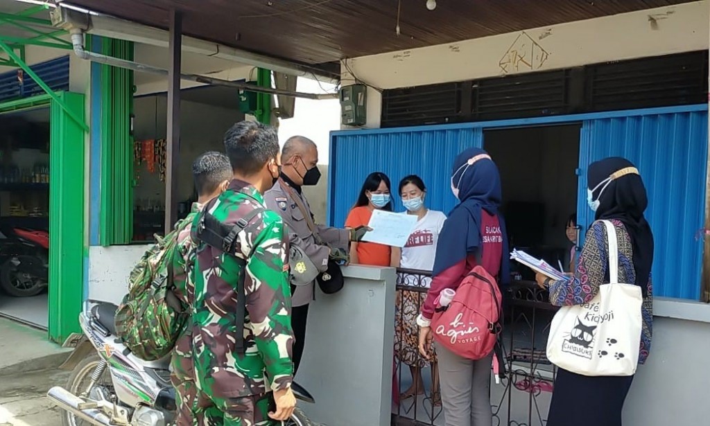 Bhabinkamtibmas Polsek Sungai Raya dan Babinsa Dampingi Tim Tracer Covid 19 lakukan kegiatan Tracing di Desa Parit Baru