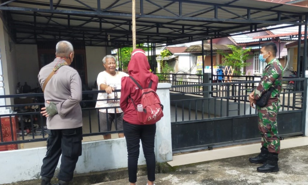 Bhabinkamtibmas, Babinsa Desa Parit Baru Dampingi Tim Tracer Puskesmas Korpri Tracing Pasien Covid-19.