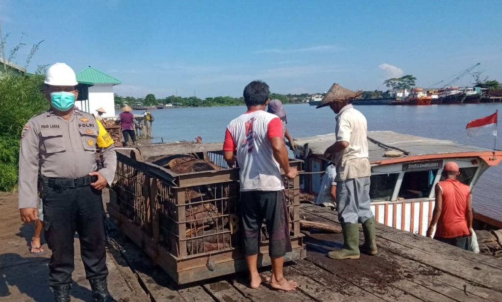 Wujudkan Sinergiritas dengan Warga, Bhabinkamtibmas Desa Teluk Kapuas rutin laksanakan sambang
