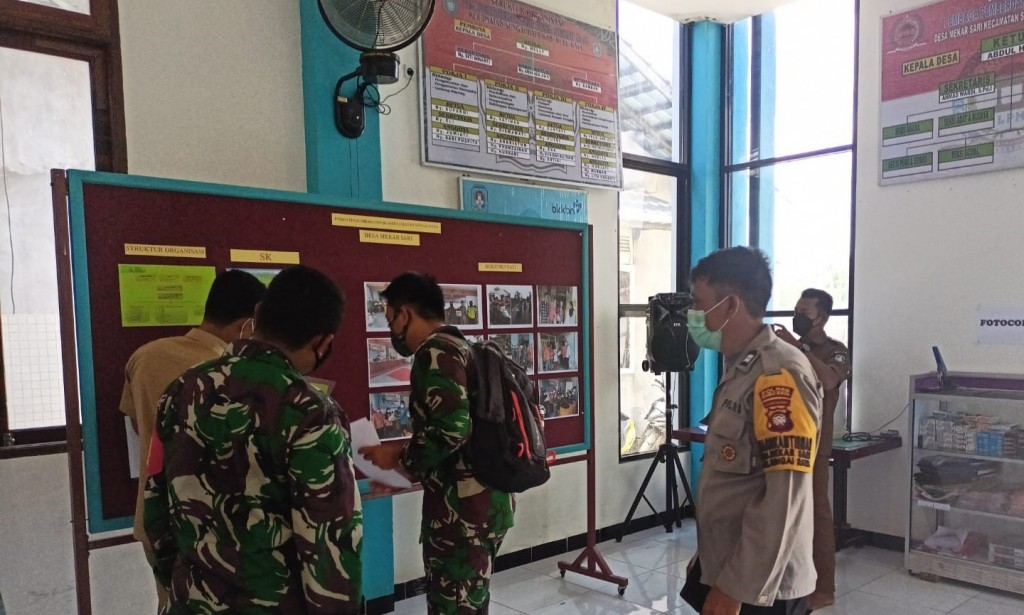 Kunjungan Perwakilan Kodam XII/Tanjung Pura ke Pos PPKM Sekala Micro di dampingi Bhabinkamtibmas Desa Mekar Sari.