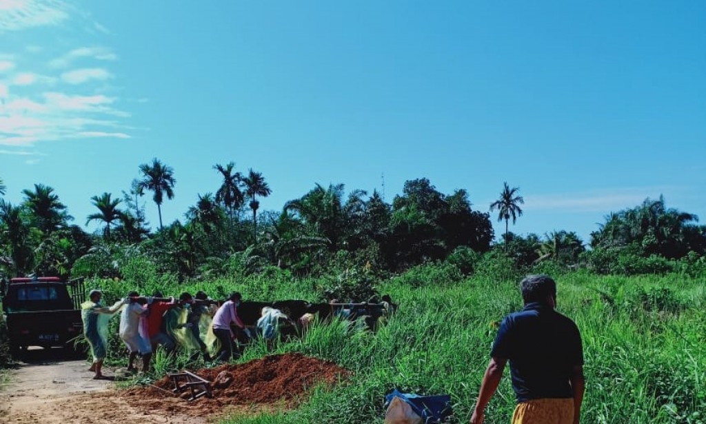 Bhabinkamtibmas Sungai Ambangah Pantau Proses Pemakaman Pasien Covid 19