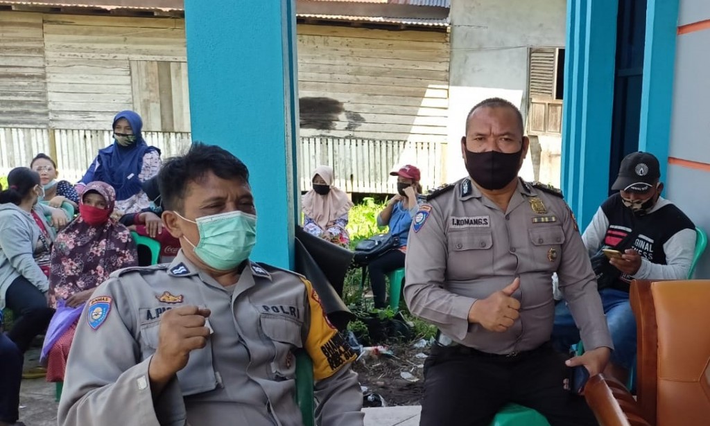 Bhabinkamtibmas Desa Mekar Sari Pantau Penyaluran Sembako Beras PKH dari Kemensos RI