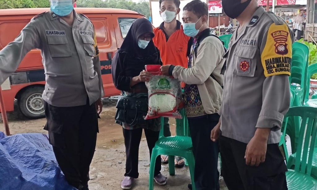 Dua Bhabinkamtibmas Polsek Sungai Raya Amankan Pembagian BPNT dan PKH.