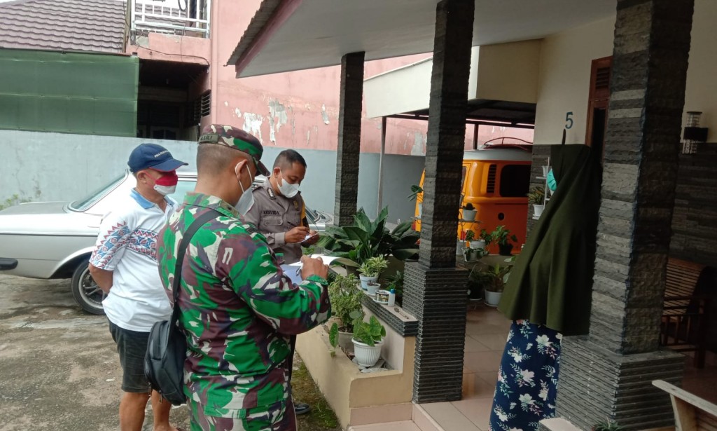 Bhabinkamtibmas, Babinsa serta Ketua RT. Lakukan Tracing warga Binaan
