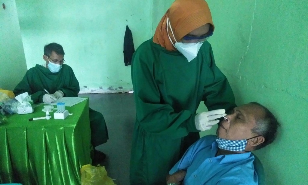 Nakses Korpri Lakukan Swap Antigent di Komplek Tanjungpura Permai. Bhabinkamtibmas lakukan pendampingan
