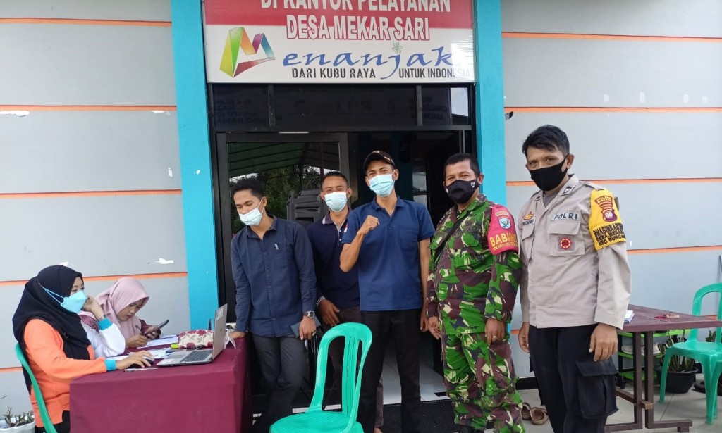 Untuk Keamana dan Kelancaran Pelaksanaan Vaksinasi Tahap II, Bhabinkamtibmas Lakukan Pengamanan