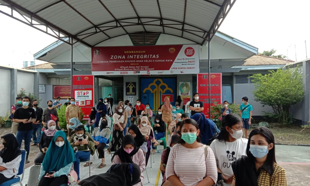 Biddokkes Polda Kalbar Gelar Vaksin Covid usia 12+ di LPKA Kelas II, Bhabinkamtibmas Lakukan Pengamanan