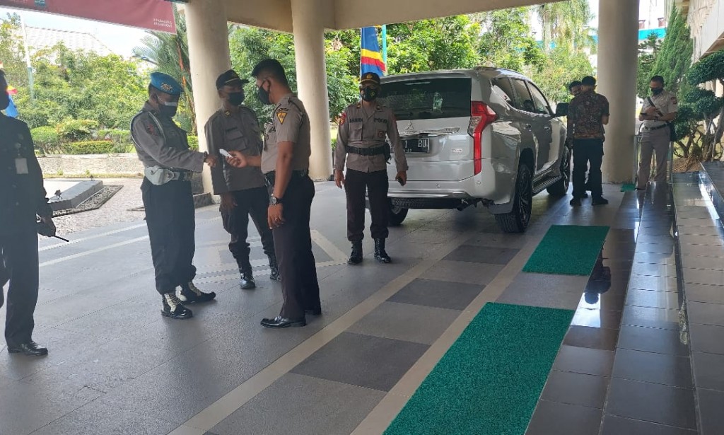 Kapolsek Sungai Raya pimpin amankan Kunjungan Ibu Kapolda Kalbar di PT. PLN Persero Unit Induk Wilayah Kalbar