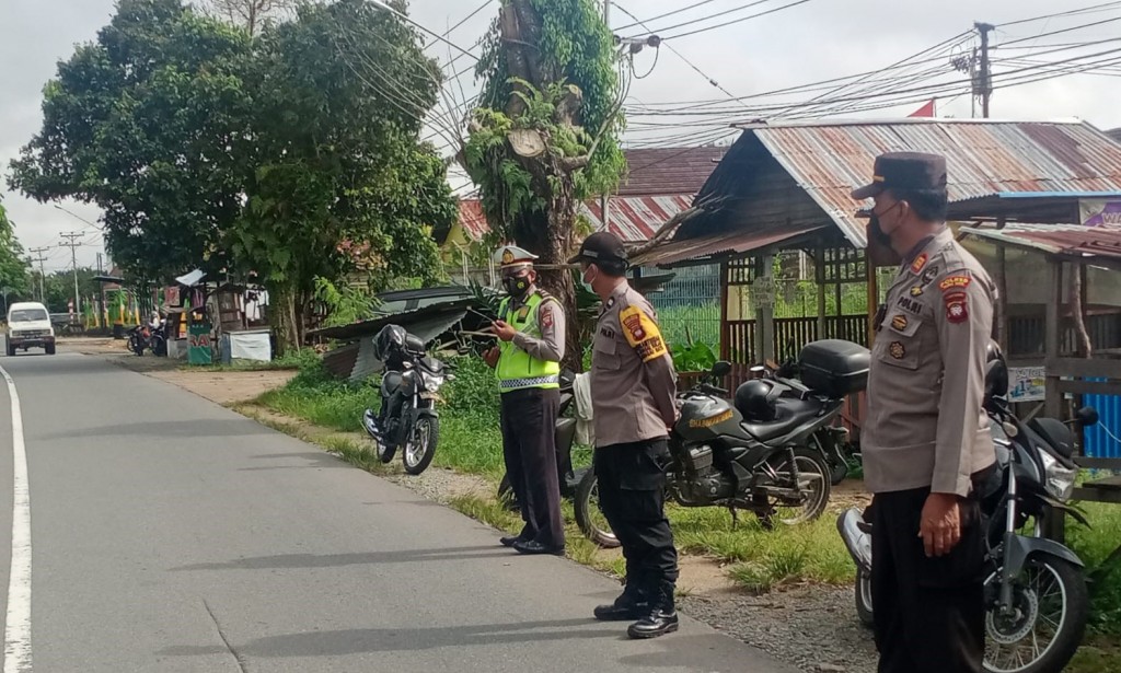 Polsek Sungai Raya Lakukan Pengamanan Rombongan Upacara Ziarah Dalam Rangka Hut Polwan Ke-73 Tahun 2021.