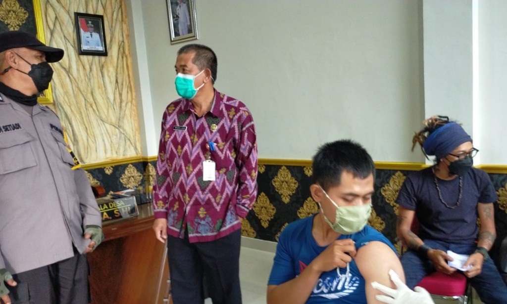 Sebanyak 338 Warga Desa Parit Baru, Kubu Raya Telah Mengikuti Kegiatan Vaksinasi di Kantor Desa Parit, Anggota Polsek Sungai Raya Lakukan Pengaman.