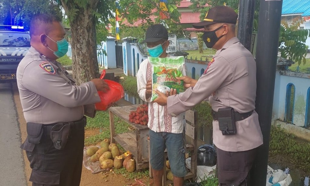 Polsek Sungai Raya Dalam Berikan Bantuan Sosial Kepada Warga, Dalam Rangka Penanggulanan Covid-19.