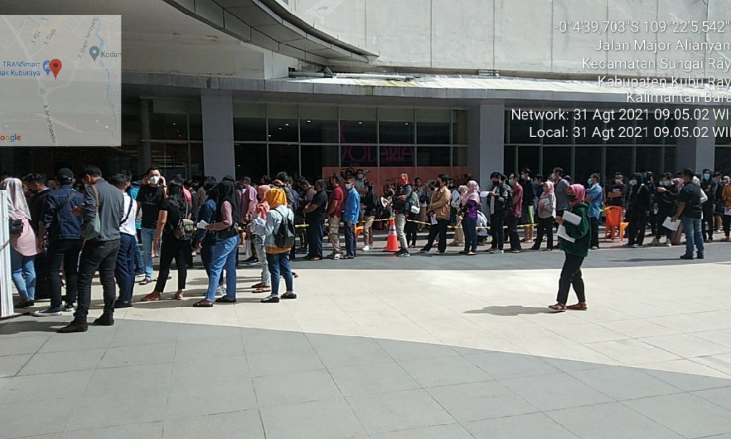 Penerima Vaksin Meledak, Personel Polsek Sungai Raya Lakukan Pengamanan Vaksinasi di GAIA Bumi Raya City Mall