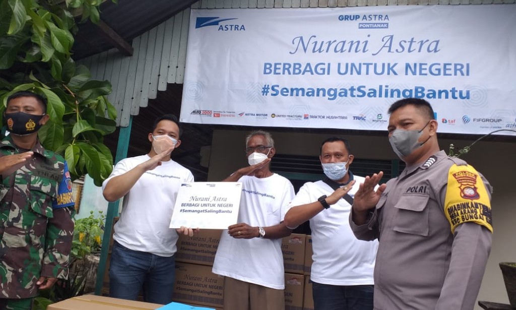 Bhabinkamtibmas Polsek Sungai Raya Dampingi PT. Astra Melakukan Bantuan Sosial Dengan Tema Astra Berbagi Untuk Negeri.