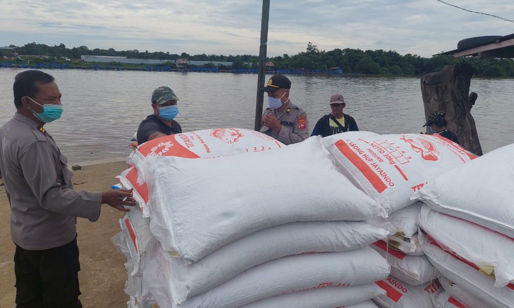 Polsek Sungai Raya laksanakan Patroli KRYD Kesejumlah Pasar dan pelabuhan di Kecamatan Sungai Raya